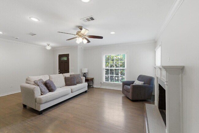 Building Photo - "Beautifully Maintained 3-Bedroom, 3-Bath Gem with Modern Updates, Spacious Living and Exceptiona...