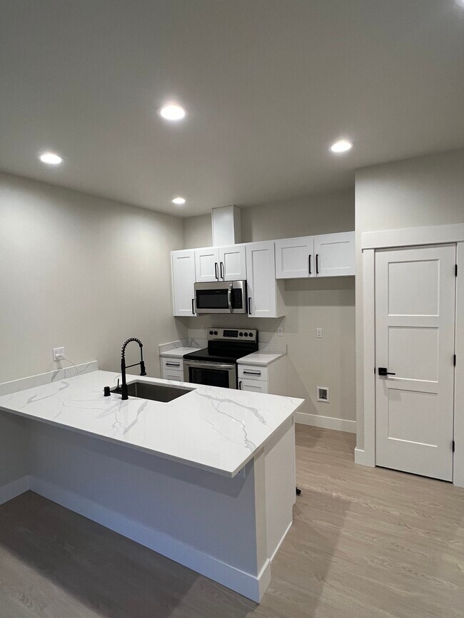 Building Photo - 10109 Alaska St S