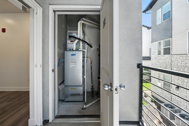 Building Photo - 470 W 15 S