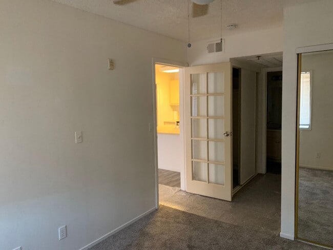 Building Photo - Cozy 1 bedroom unit near campus