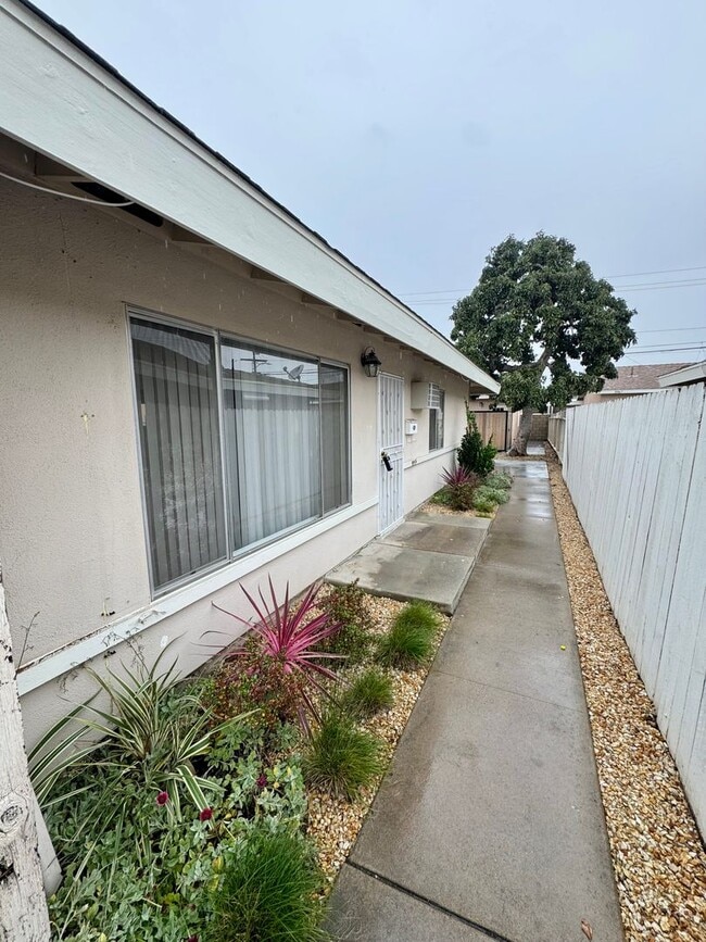 Building Photo - Beautifully Renovated 2 Bed / 1 Bath Apartment for Rent in Los Alamitos!