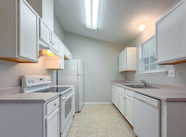 Building Photo - LOVELY SE 3/2 w/ New Paint, Fireplace, Fenced Yard, Vaulted Ceilings, Washer/Dryer, & No Carpet! ...