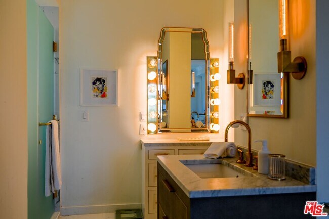 Building Photo - 1424 N Crescent Heights Blvd