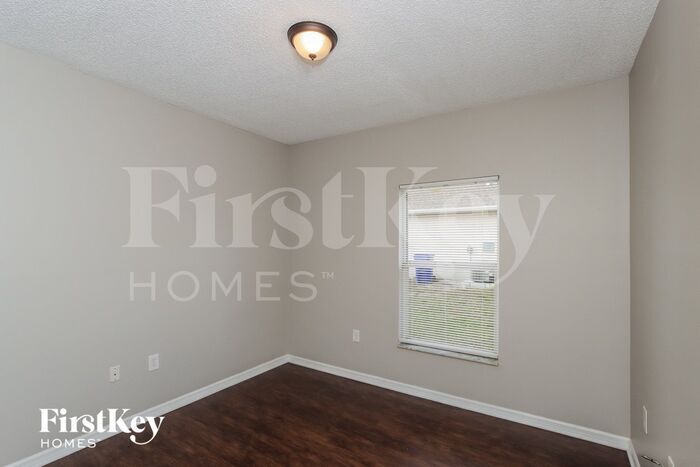 Building Photo - 1160 Schumann Dr