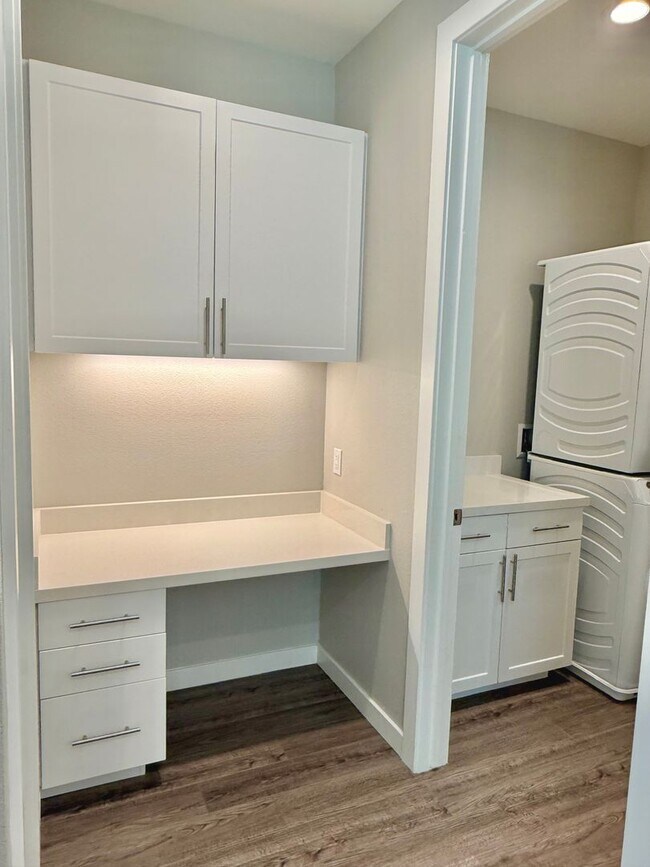 Building Photo - $4,190 / 4 BR - MODERN FREMONT TOWNHOME WITH JUNIOR SUITE, PRIVATE BALCONY & PRIME LOCATION!