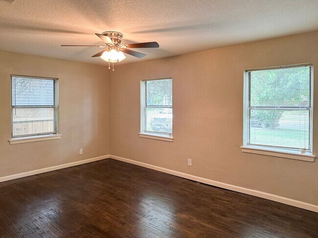 Building Photo - 4 Bedroom / 2 Bath / 1 Car Garage