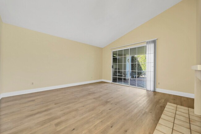 Building Photo - 43852 Vía Palma