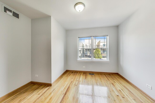 Building Photo - 2032 W Division St