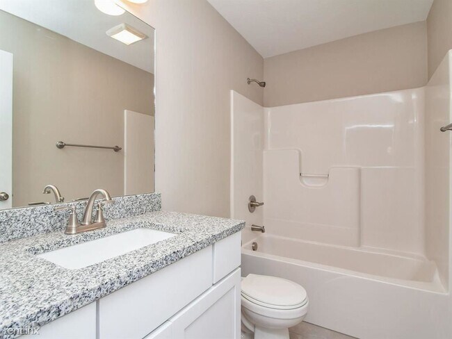 Building Photo - 3 br, 2.5 bath Townhome - Covenant Cove To...