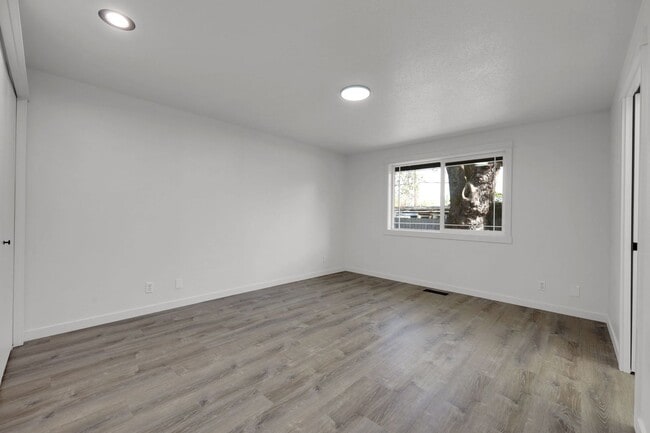 Building Photo - Updated 3 bedroom 2 bath house in a great ...