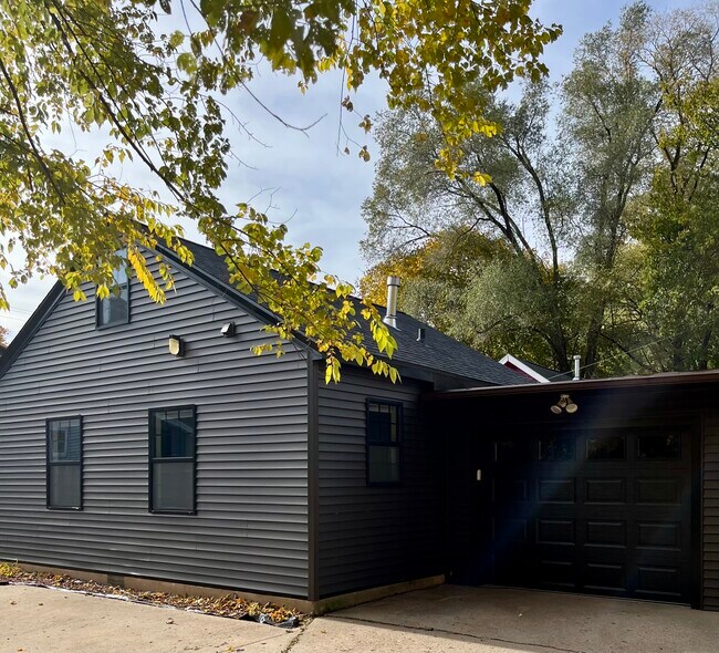 Building Photo - 1411 Portland Ave