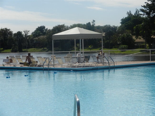 Building Photo - 3730 Inverrary Dr