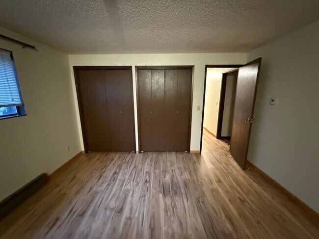 Building Photo - Charming Retro-Style 2BR in Prime Downtown Location