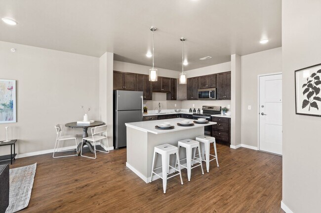 Building Photo - Spacious 1-Bedroom/1.5-Bath, unit 105, available 5/1/2026