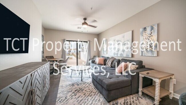 Building Photo - Stunning 1 Bedroom with Pool View