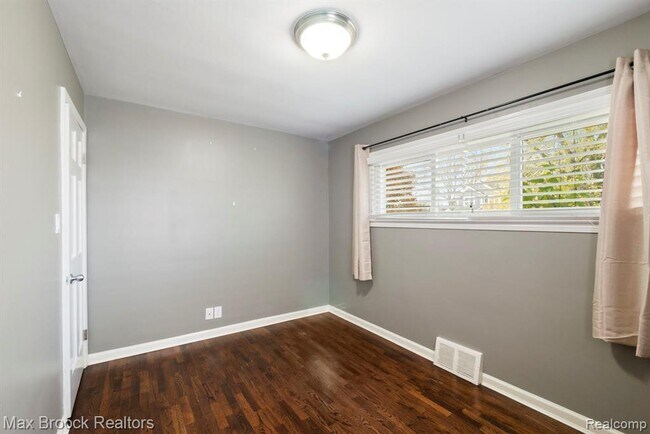 Building Photo - 3602 Elmhurst Ave