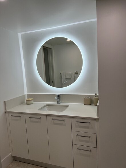 Bathroom - 2545 S Bayshore Dr