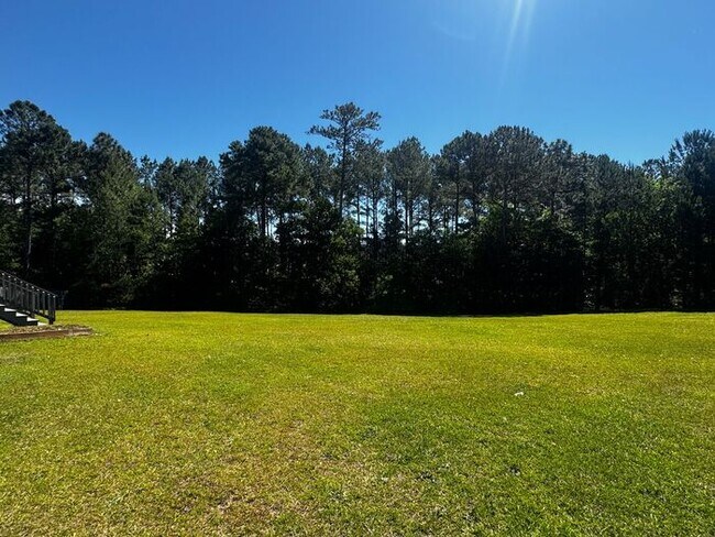 Building Photo - Spacious 3 Bedroom, 2.5 Bath Home with Bon...