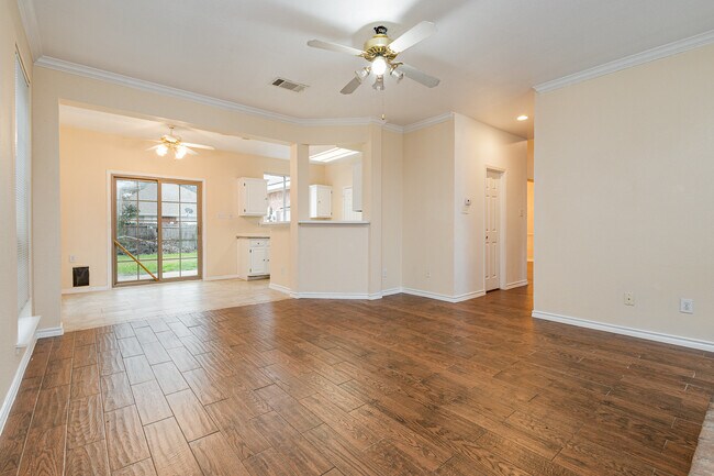 Building Photo - 704 White Oak St