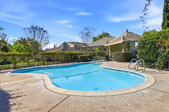 Building Photo - Updated Townhome in Lake Santa Clara HOA