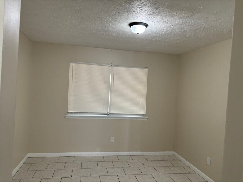 Building Photo - 923 Pine Oak Trl