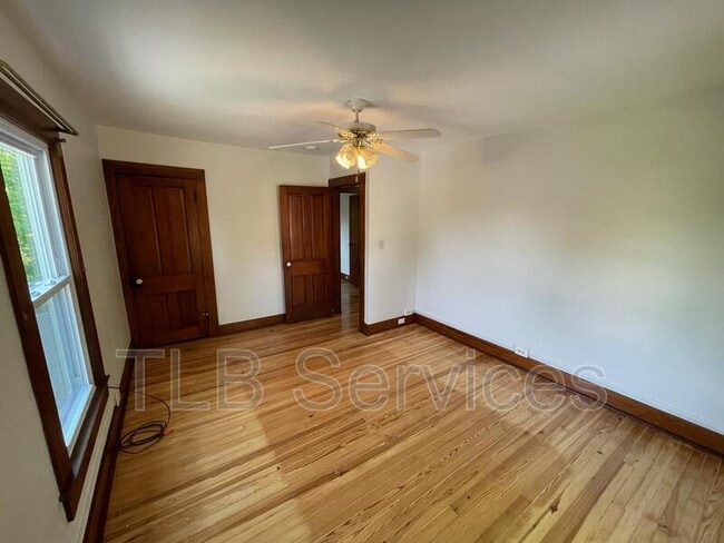 Building Photo - 402 Electric St