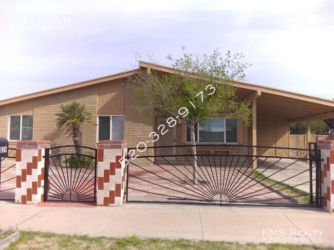 Building Photo - 4 Bedroom 2 Bath -824 W Oahu Circle - OWNE...