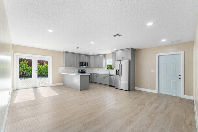 Building Photo - 5065 Horseshoe Cir N