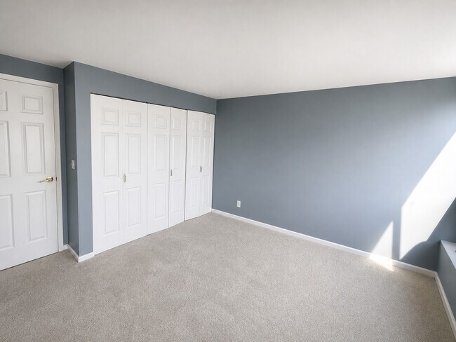 Building Photo - 345 N La Salle Dr