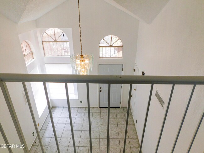 Building Photo - 726 Medina St