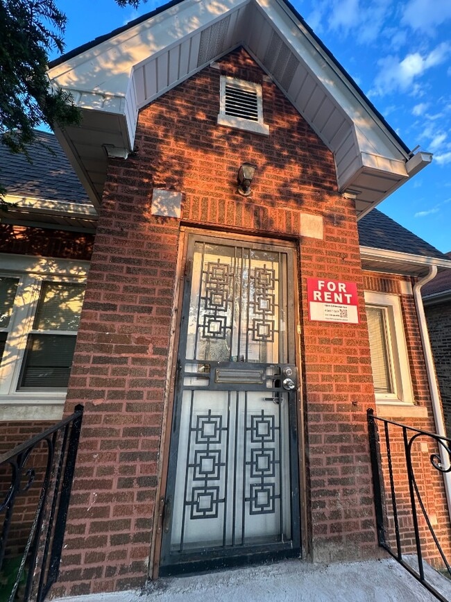 Building Photo - Spacious 4BR/1BA Chicago Brick Home – Fenc...