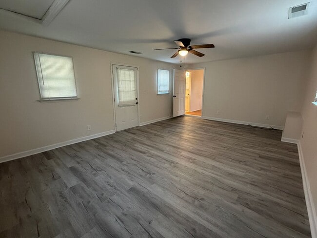 Building Photo - Large Home suitable for Residence or Business