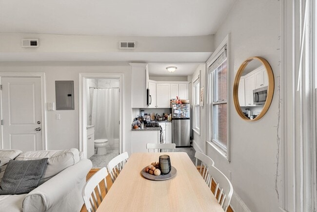 Building Photo - 62 W Cedar St