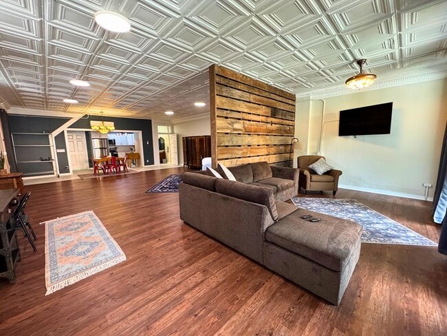 Building Photo - 109 W Laurel Ave