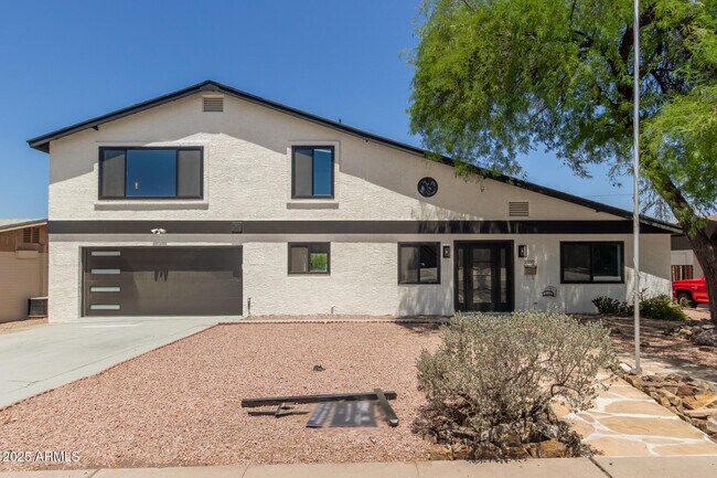 Primary Photo - 2210 E Everett Dr