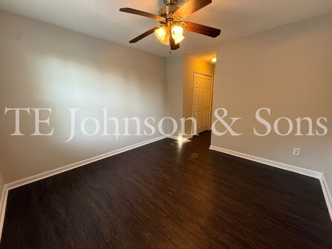 Building Photo - Beautiful 3BR Home with Vaulted Ceilings, Community Pool & Main Level Primary Suite