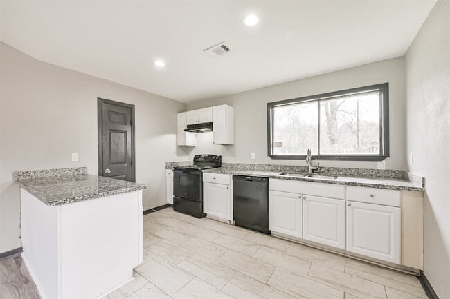 Building Photo - 2718 Summertime Dr