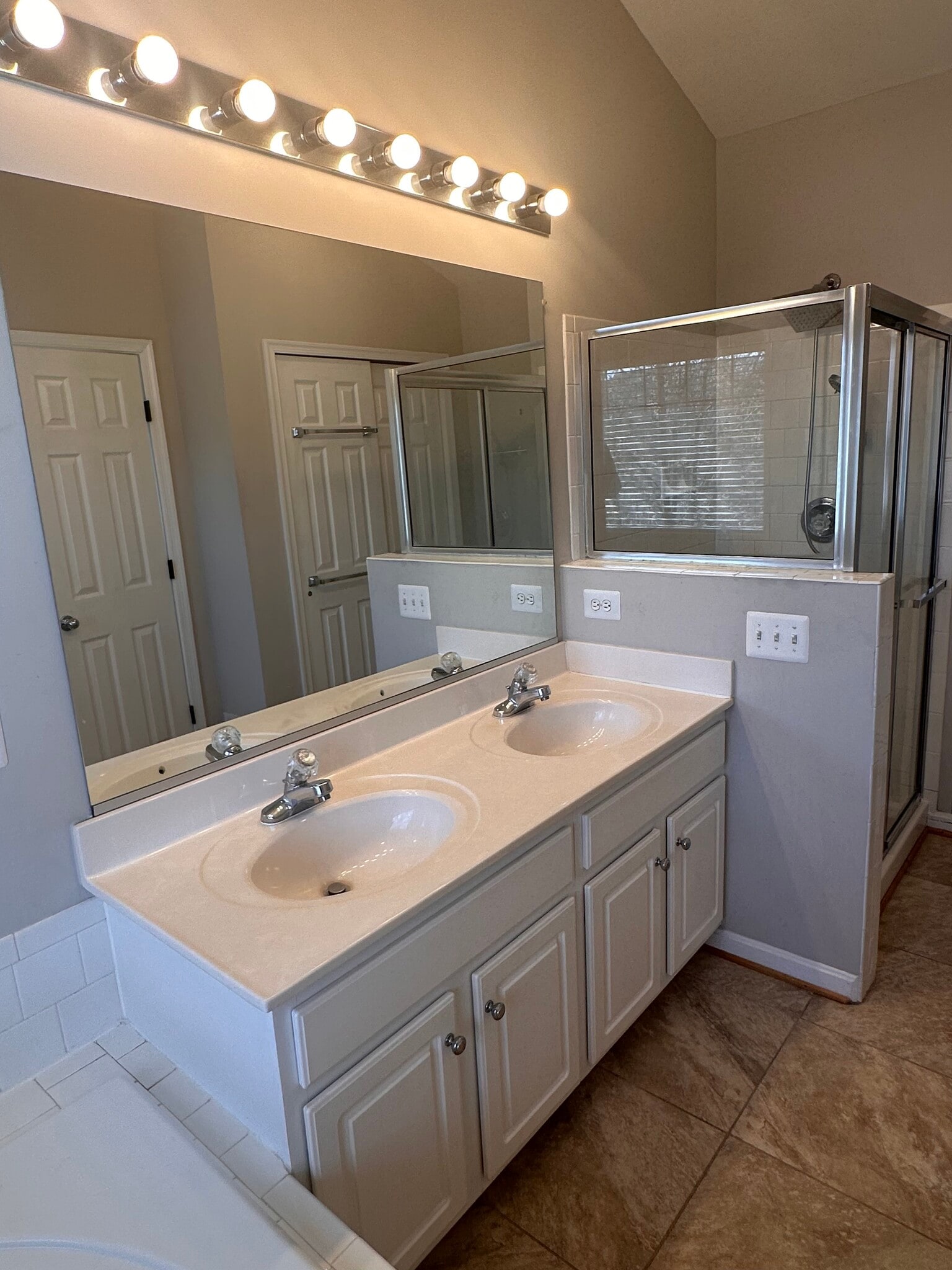 Building Photo - 5830 Shady Oak Ln
