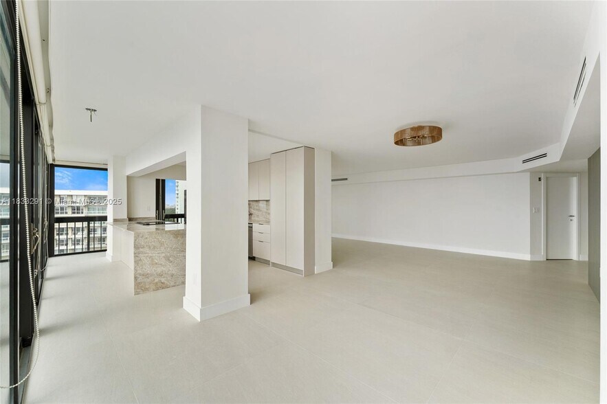 Building Photo - 2333 Brickell Ave