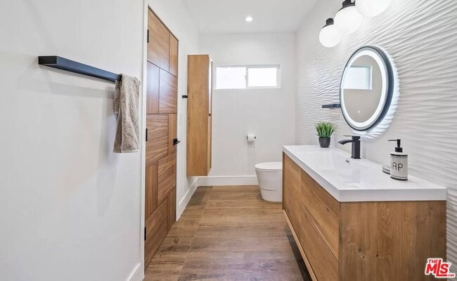 Building Photo - 22616 Oxnard St