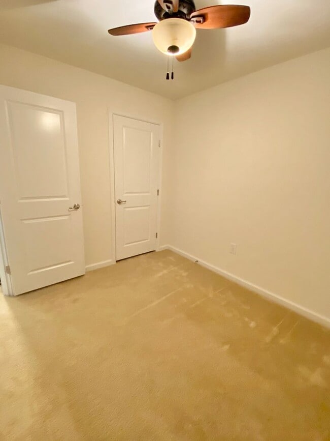 Building Photo - Gorgeous 4-Bed Townhome located in North W...