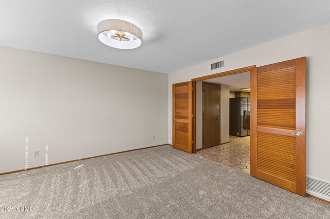 Building Photo - 1306 E La Vieve Ln