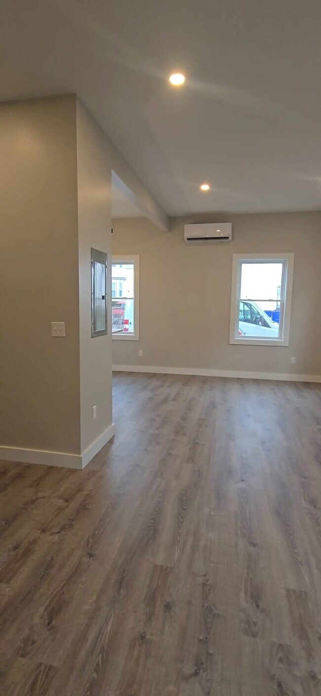 Building Photo - 222 Montaup St