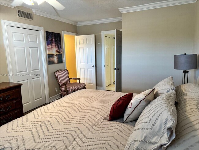 Building Photo - 3300 N Palm Aire Dr