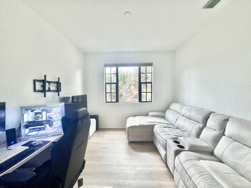 Building Photo - 1423 SW 115th Ave