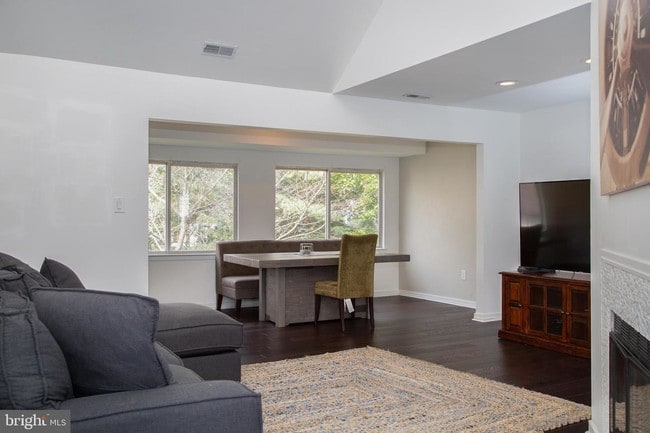 Building Photo - 828 Chanticleer