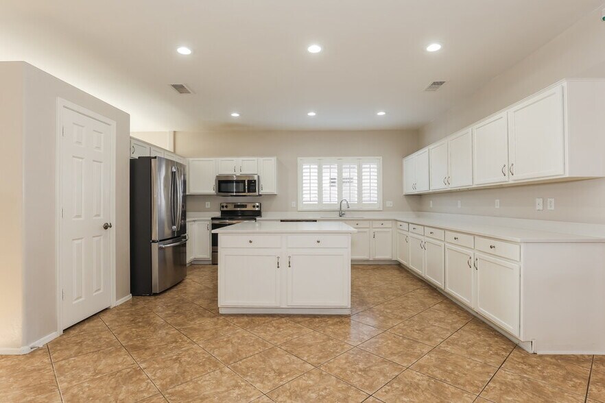 Building Photo - 1913 S 83rd Dr