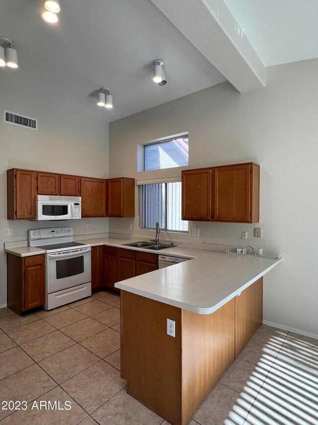 Building Photo - 1561 E Stanford Ave