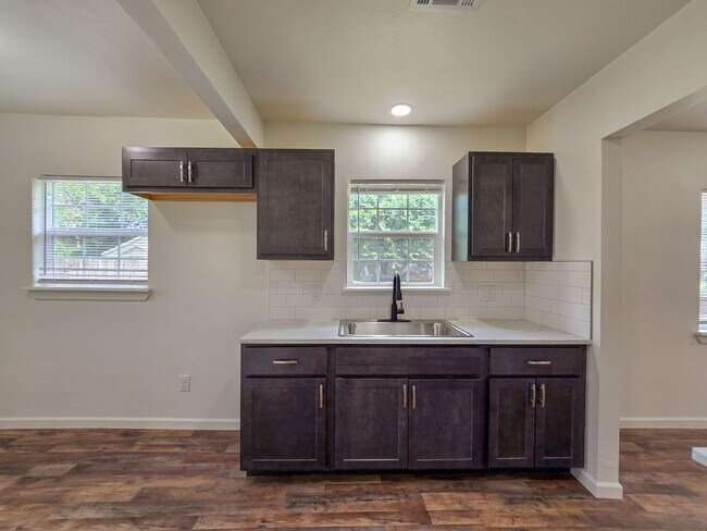 Building Photo - 3 Bedroom, 1 Bath Home in Shawnee!