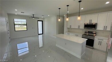 Building Photo - 528 Raintree St E